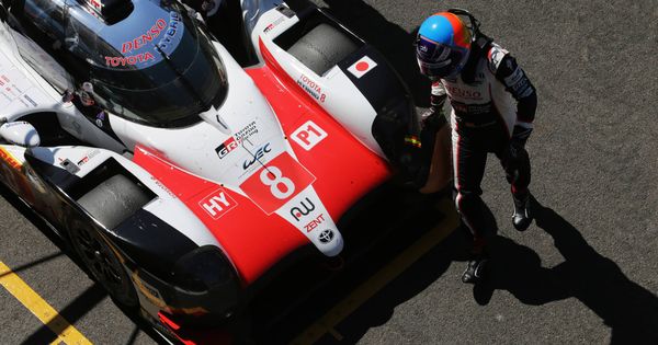 Foto: Fernando Alonso, junto a su coche. 
