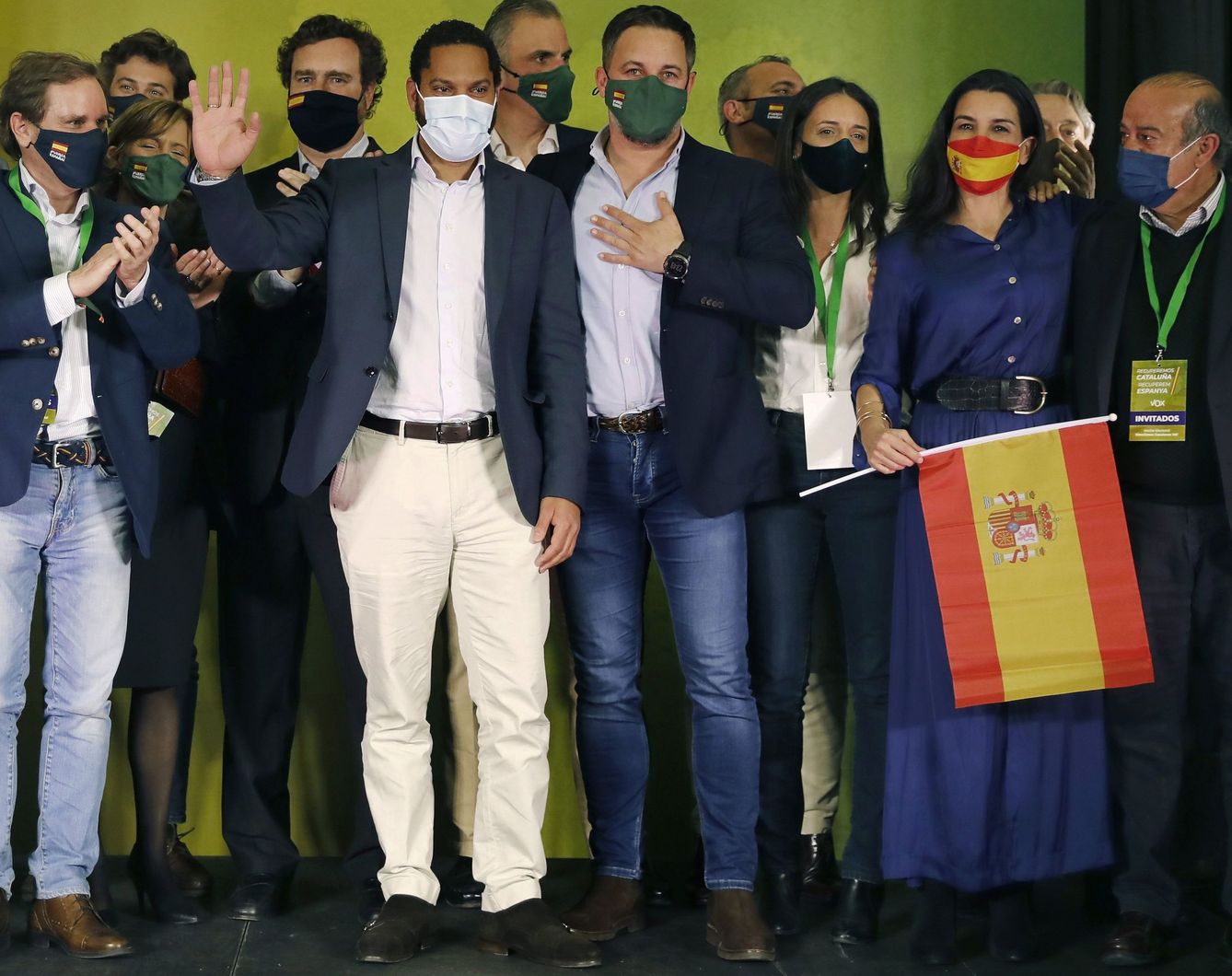 El cabeza de lista de Vox, Ignacio Garriga, acompañado de los miembros de su partido tras el 14-F. (EFE)