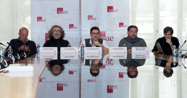 Foto: La junta directiva de la Sgae con José Ángel Hevia (c), junto a Fermín Cabal (i) Antonio Onetti (2d), Fermín Cabal (2i), Clifton William (d) y Teo Cardala (2d) (EFE)