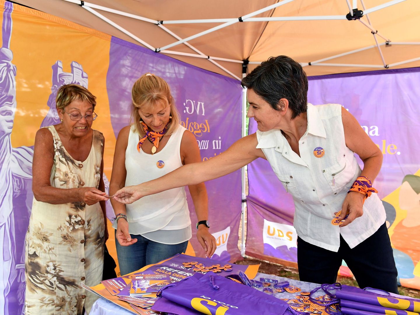 Mujeres votando durante el referéndum de este domingo en San Marino. (Reuters)