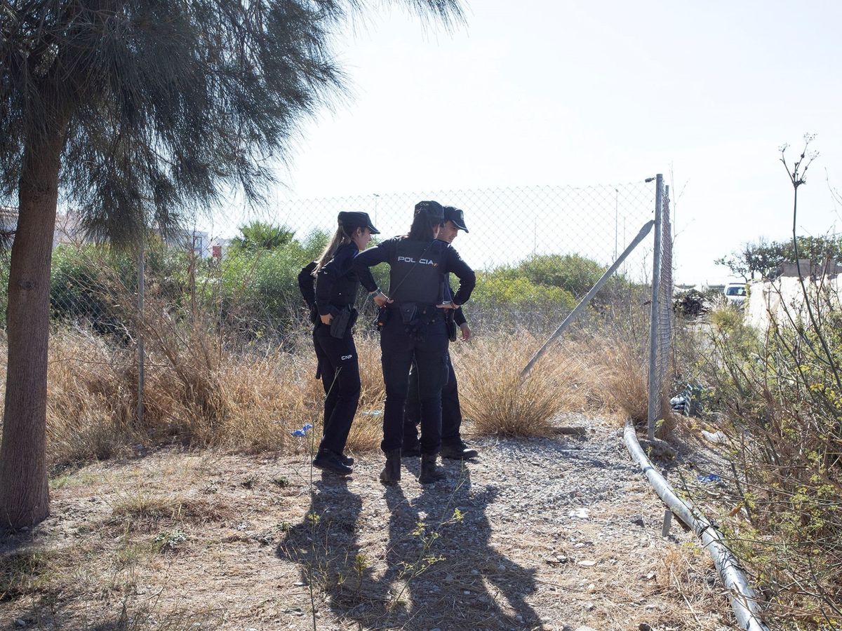 Foto: Dos detenidos por su presunta vinculación con la muerte a puñaladas de un hombre en Calahonda, Granada. (Efe)