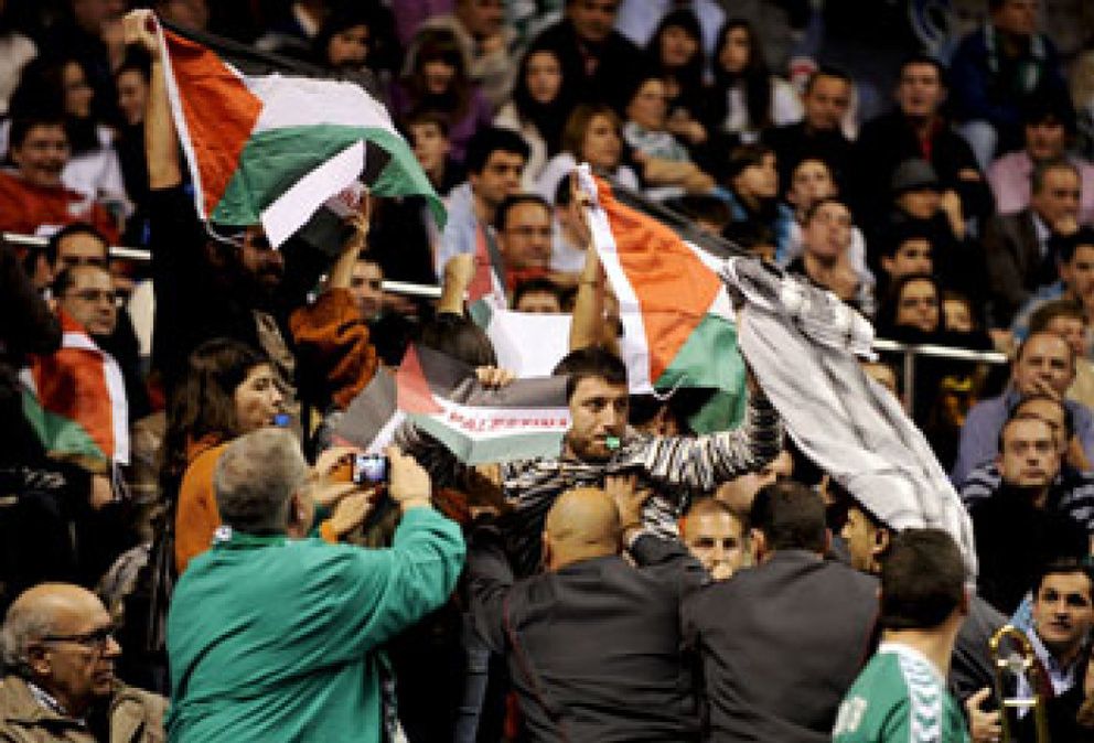 Foto: El Unicaja vence al Maccabi en Málaga; hubo protestas en contra de Israel