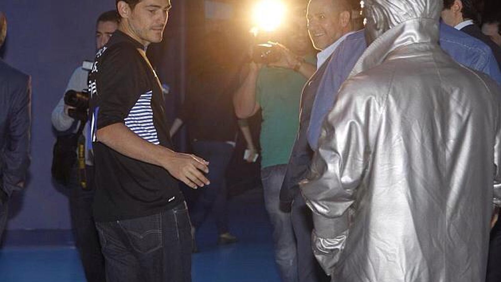 Foto: Casillas, junto a la estatua de Mourinho, en Oporto