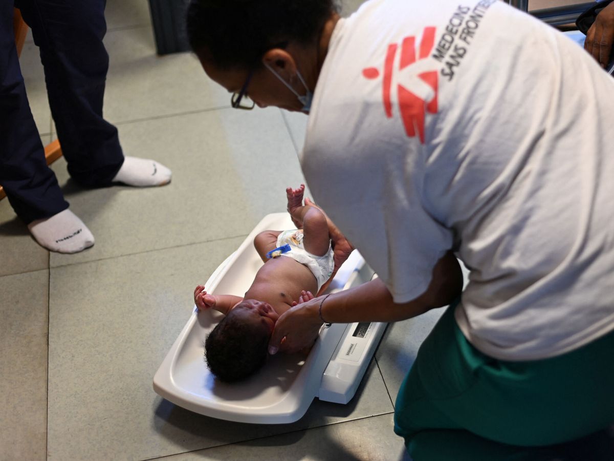 Foto: En esta imagen difundida por Médicos Sin Fronteras (MSF) se ve a un bebé llamado Ali, pocos minutos después de su nacimiento a bordo del buque de rescate de migrantes Geo Barents. (Reuters/Candida Lobes/Médicos sin Fronteras)
