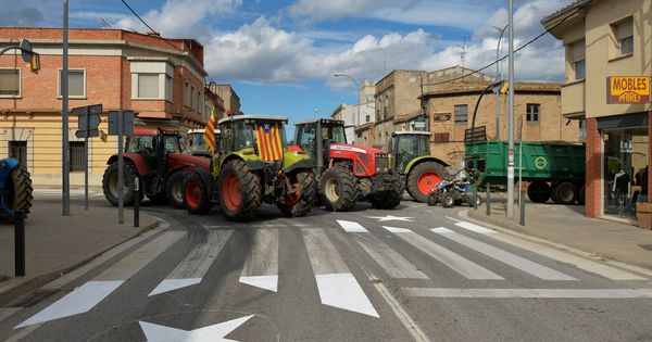Foto: Tractores cortan las principales carreteras y autopistas de Cataluña. Esta foto es de Bascara (REUTERS)