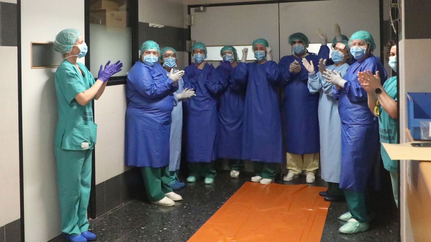Los médicos intensivistas del Centro Hospitalario de Santiago de Compostela. (EFE)
