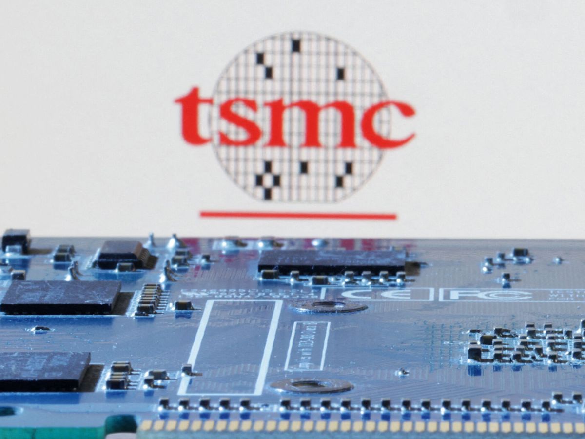 Foto: Ilustración de un chip y el logo de Taiwan Semiconductor Manufacturing Company. (Reuters/Dado Ruvic) 