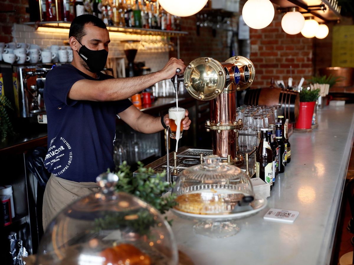 Foto: Un camarero trabaja durante su jornada laboral en un restaurante de Madrid. (EFE)