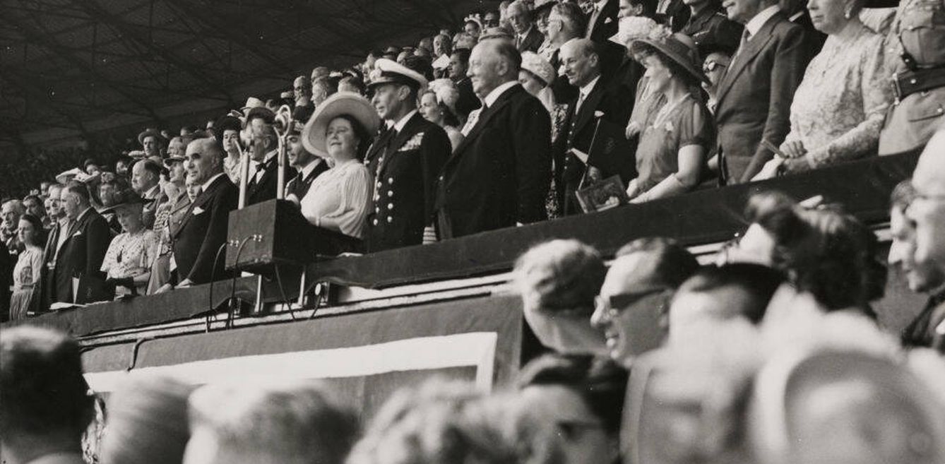 El rey, junto a la reina Isabel a punto de pronunciar un discurso. (Getty/Daily Herald Archive/National Science)