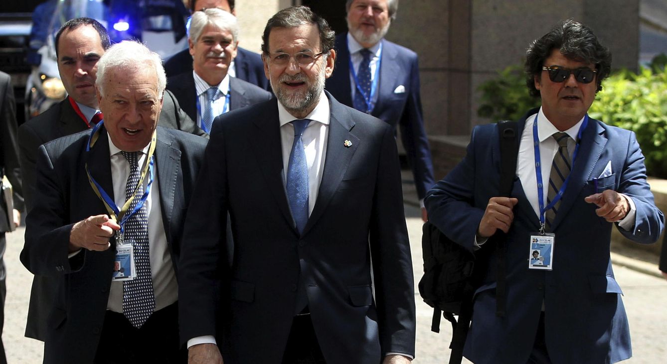  El presidente del Gobierno, Mariano Rajoy (c), junto a Jorge Moragas (d) y el ministro de Asuntos Exteriores, José Manuel García-Margallo (i). (EFE)