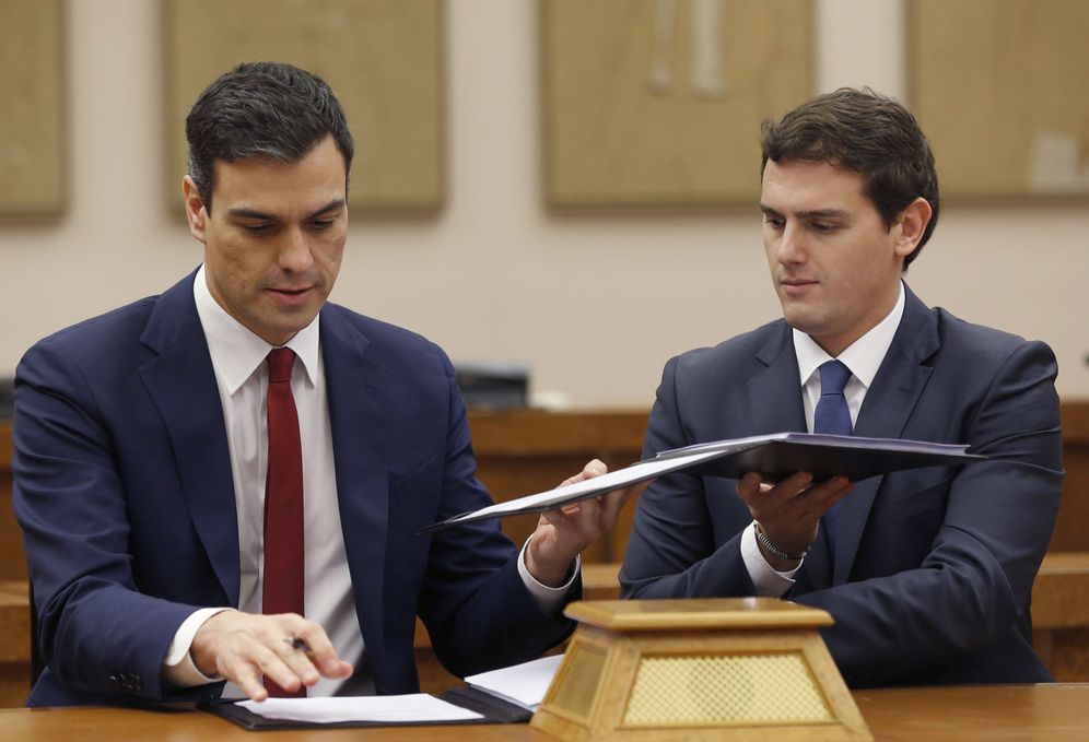 Foto: Pedro Sánchez y Albert Rivera, en la firma del acuerdo de investidura y legislatura, este 24 de febrero. (EFE)