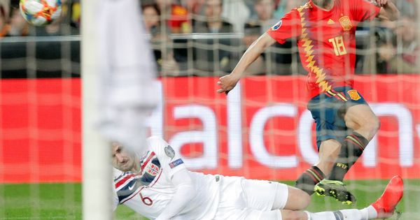 Foto: Jordi Alba mete un centro en el partido contra Noruega. (EFE)