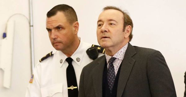 Foto: Un oficial de la corte acompaña a Kevin Spacey ante el Tribunal de Nantucket. (EFE)