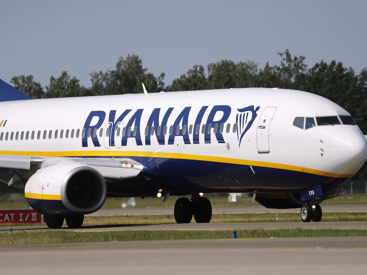 Foto: Avión de Ryanair en el aeropuerto de Riga. (EFE/Toms Kalnins)