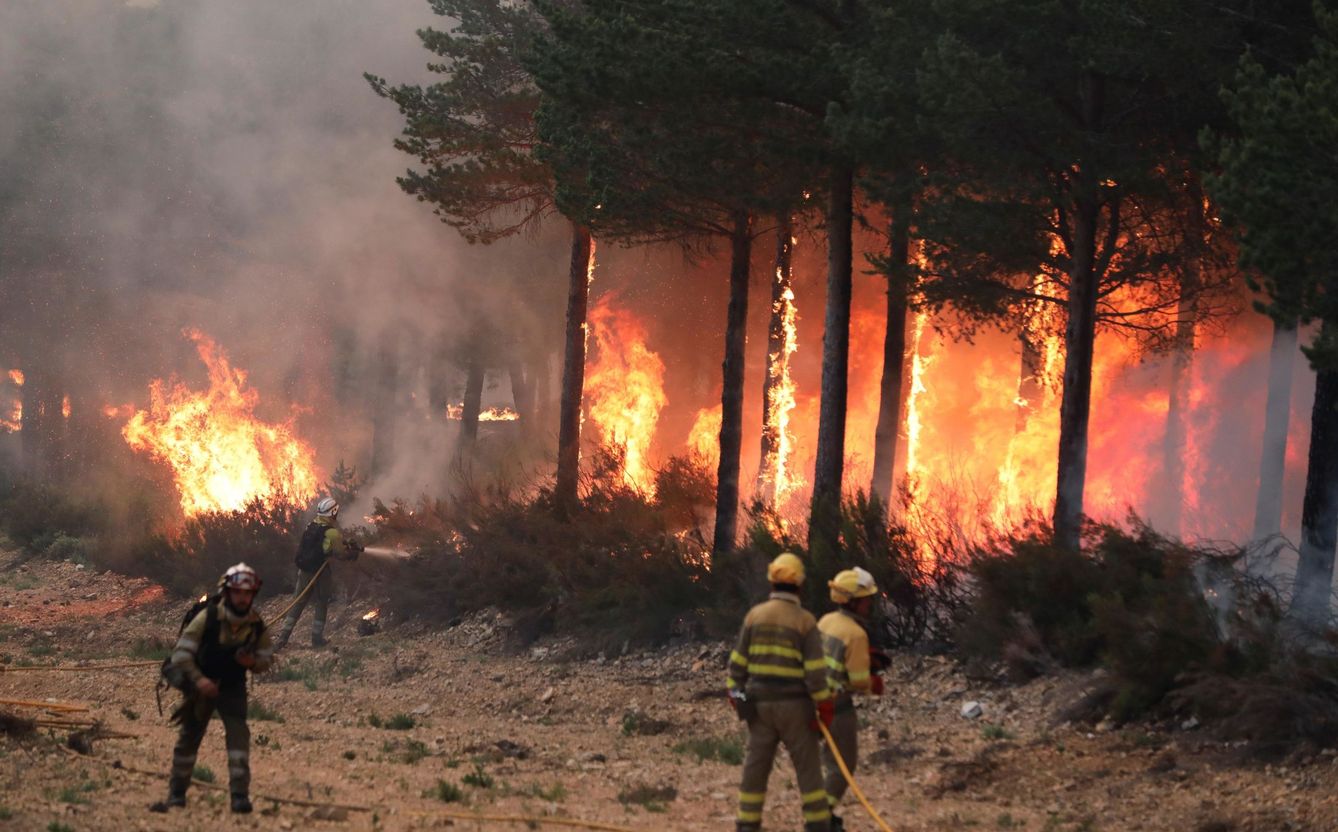 Bomberos luchando contra el fuego en Serradilla del Arroyo, al suroeste de la provincia de Salamanca. EFE