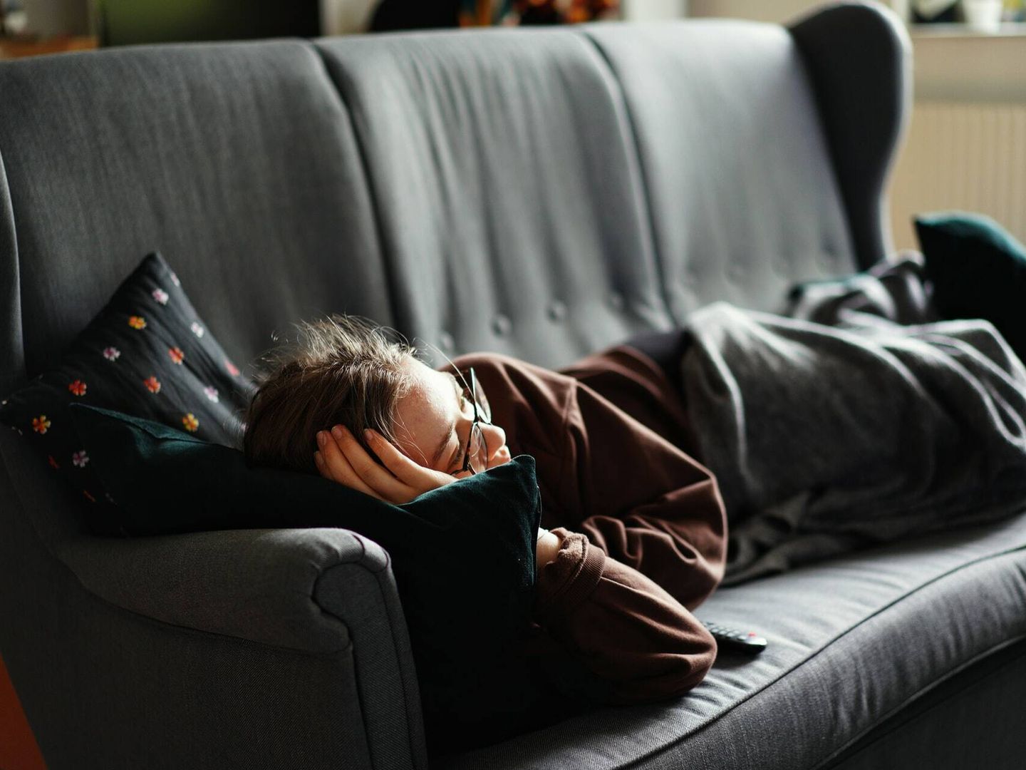 Si duermes peor por estar viendo la televisión, puede que te notes agotado por la mañana y te vuelvas más sedentario (Unsplash)