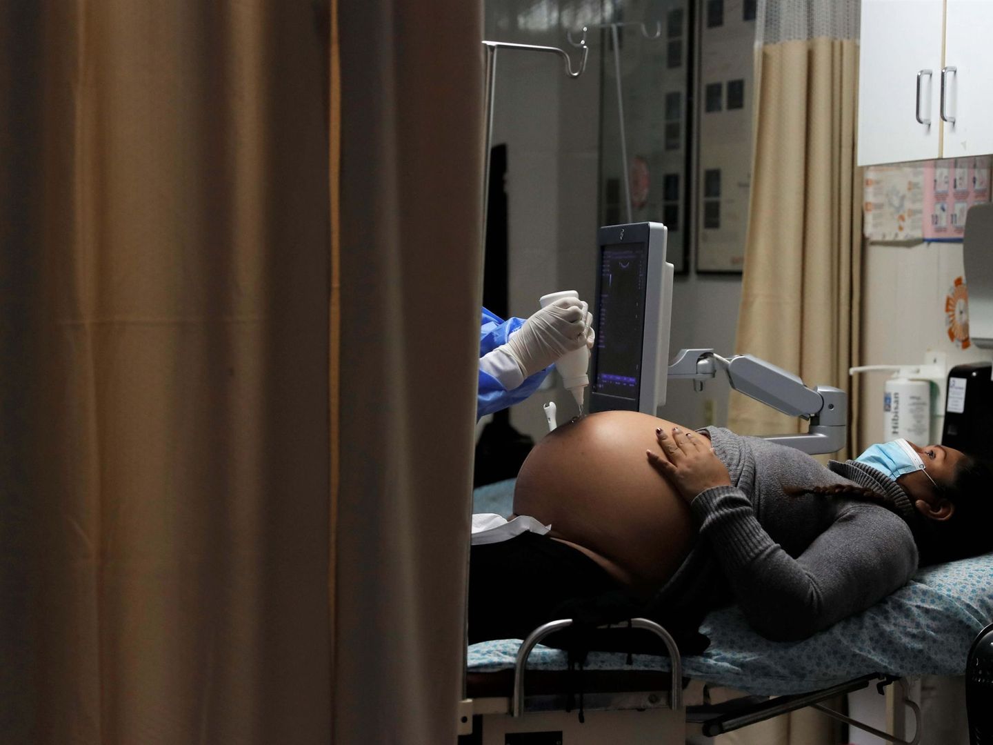 Una embarazada, recibiendo atención médica en América Latina durante el covid. (EFE)