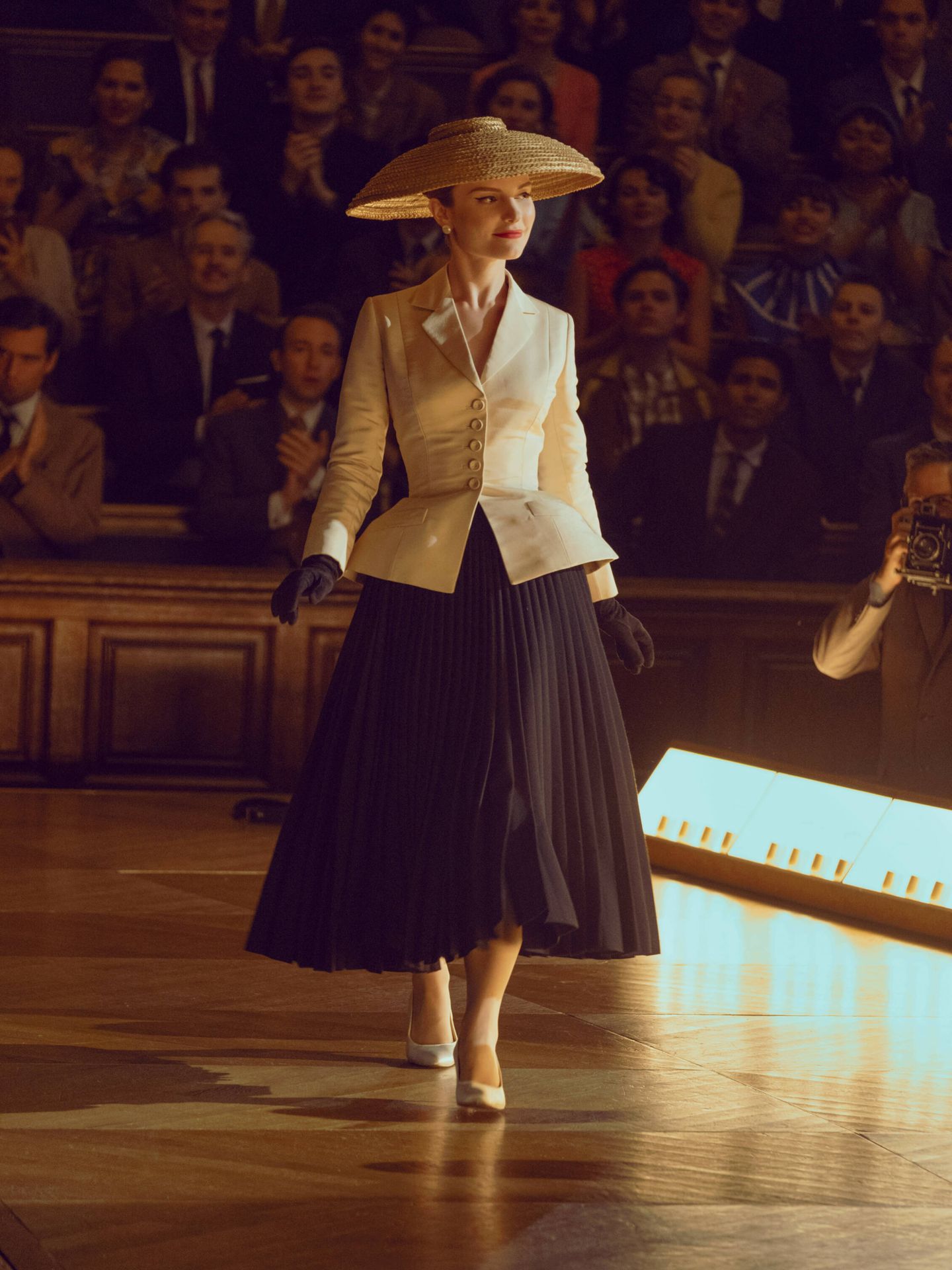 Un look de Dior en la serie 'The New Look'. (Apple TV)