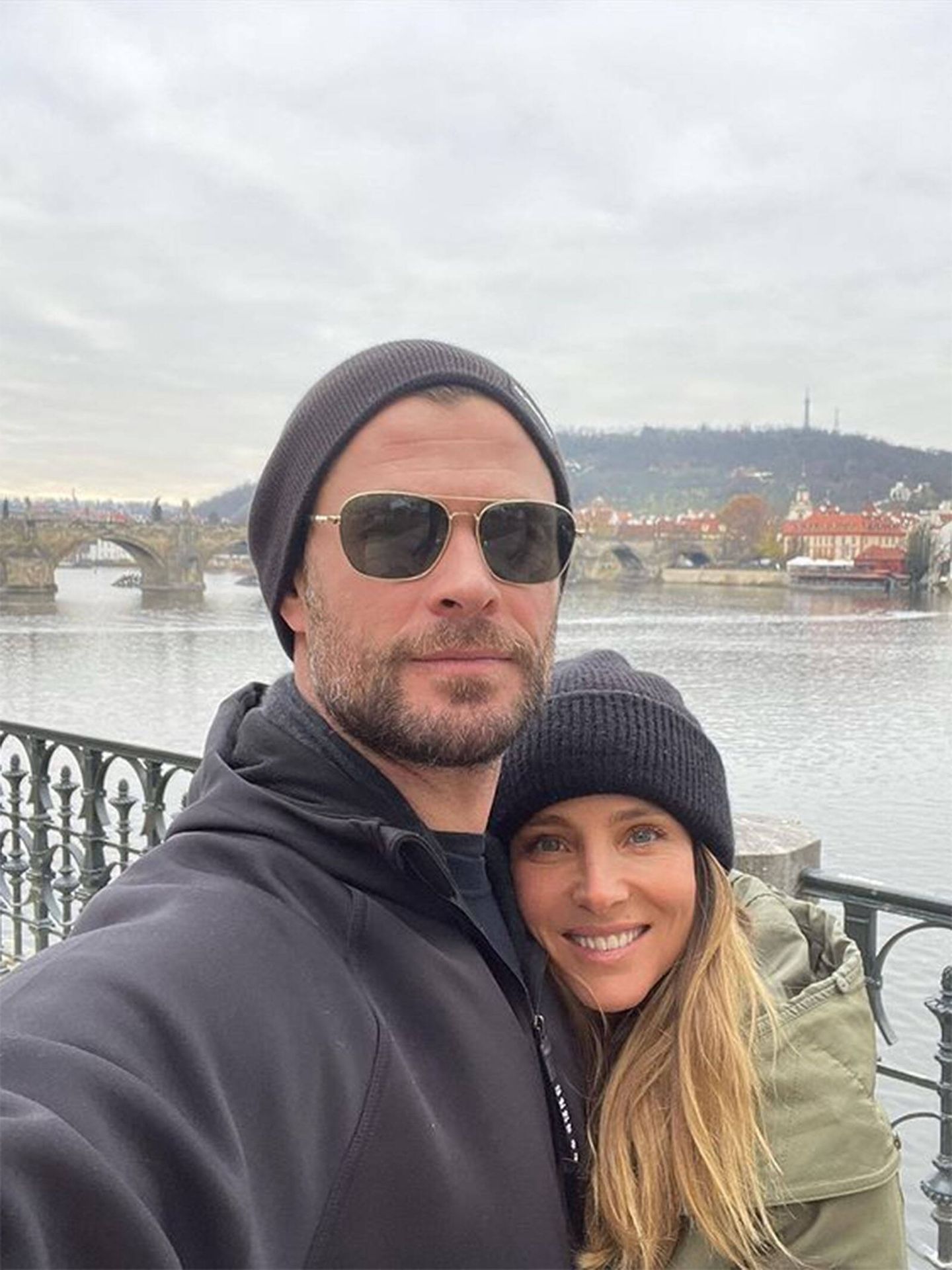 Chris Hemsworth y Elsa Pataky posan en sus redes sociales, durante sus vacaciones en Praga. (Instagram @elsapatakyconfidential)