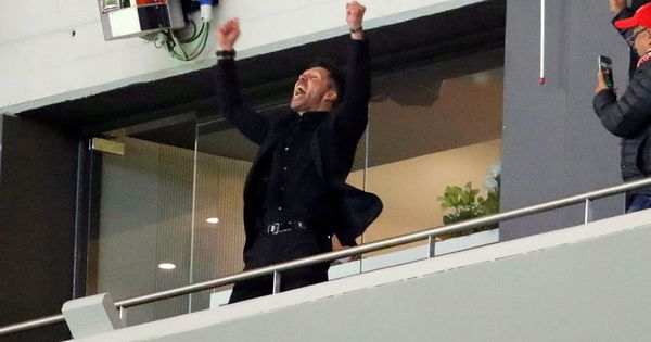 Foto: Simeone estalla, con gritos y los brazos en alto, en un palco exterior del Metropolitano durante el partido contra el Arsenal. (EFE)