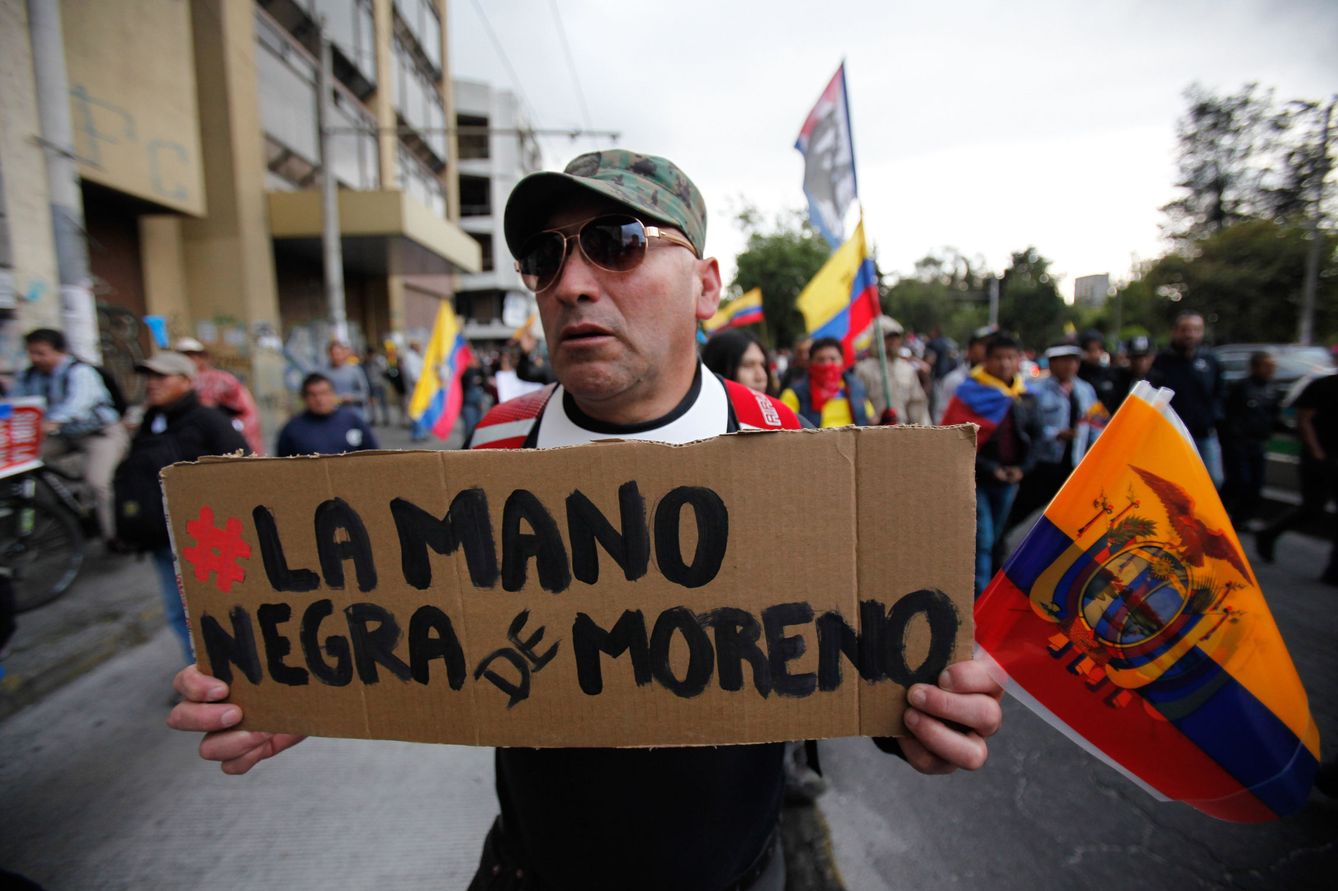 Miembros del movimiento Revolución Ciudadana, que lidera el expresidente ecuatoriano Rafael Correa, protestan en las calles de Quito, el 13 de septiembre de 2018. (EFE)