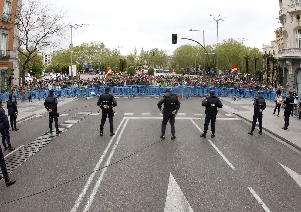 Foto: Efectivos policiales protegen el Congreso de los Diputados. (EFE)