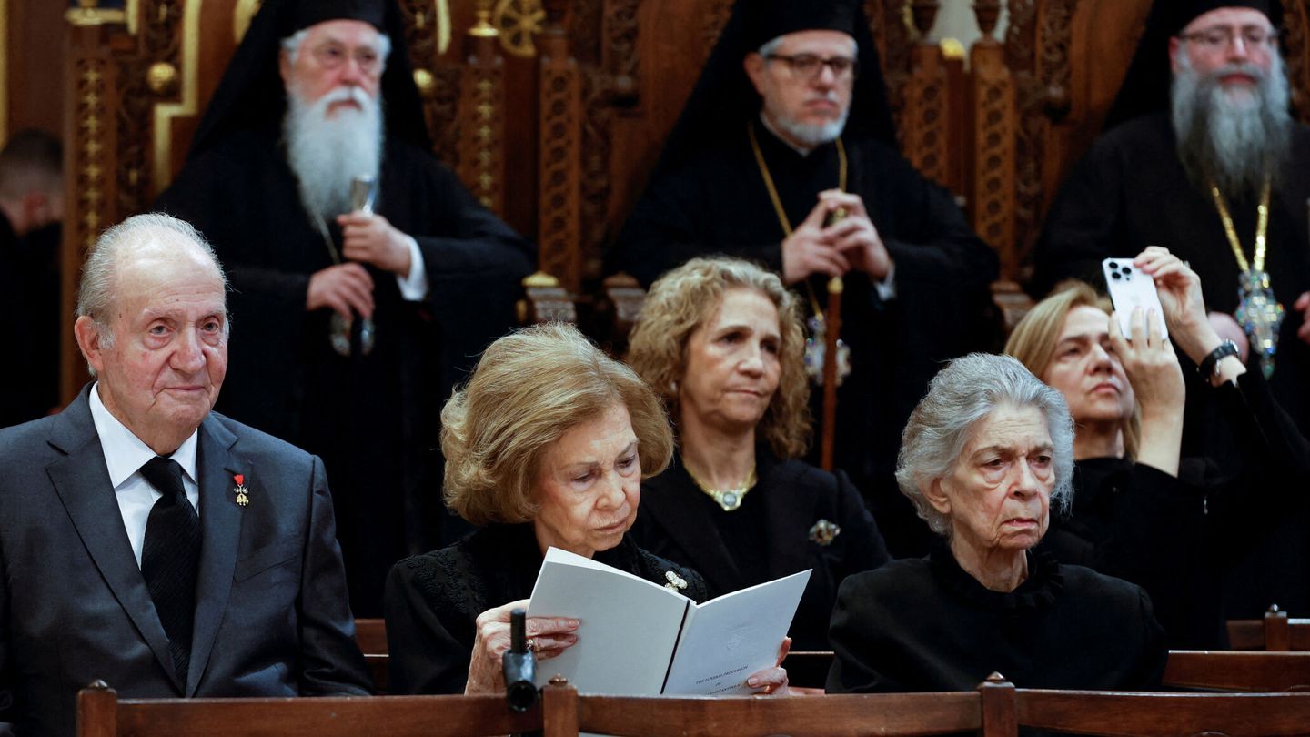 Las Infantas, tras sus padres y su tía, en el funeral de Constantino de Grecia. (Reuters/Stoyan Nenov) 