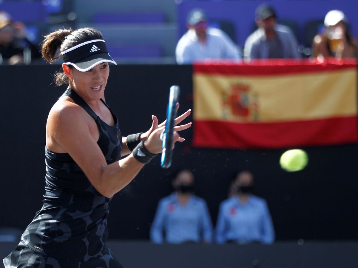 Foto: La tenista española Garbiñe Muguruza golpea una bola. (EFE/Francisco Guasco)