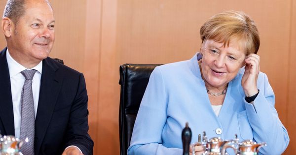 Foto: El titular de Finanzas alemán, Olaf Scholz, junto a Angela Merkel. (Reuters)