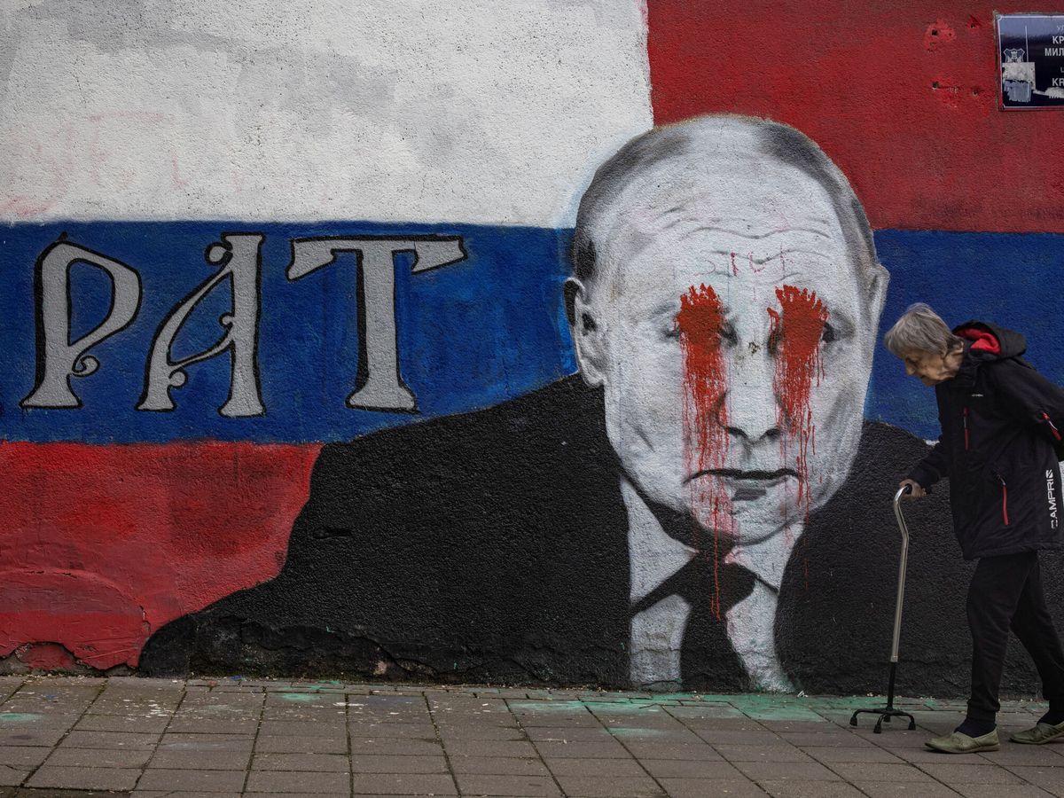 Foto: Un mural contra la agresión rusa en Ucrania ordenada por Putin. (Reuters/Marko Djurica)