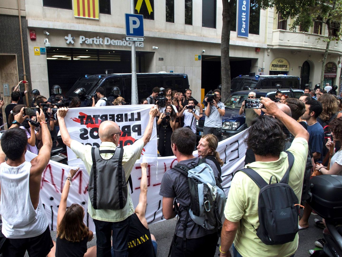 Vista de la manifestación convocada por los CDR frente a la sede del PDeCAT el pasado jueves en Barcelona. (EFE)
