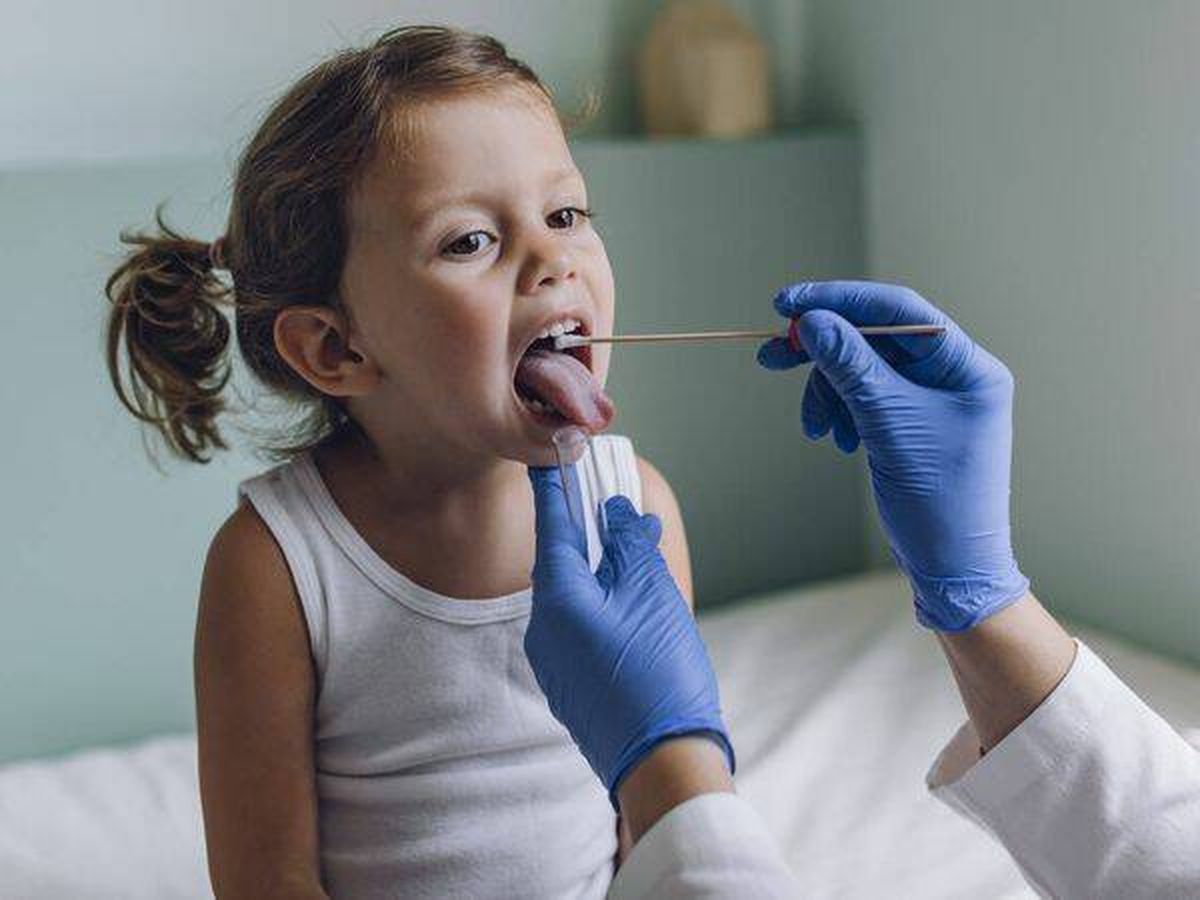 Foto: Esto es lo que deberían saber tus hijos para evitar contagiarse de gripe o covid en la vuelta al cole. (iStock)