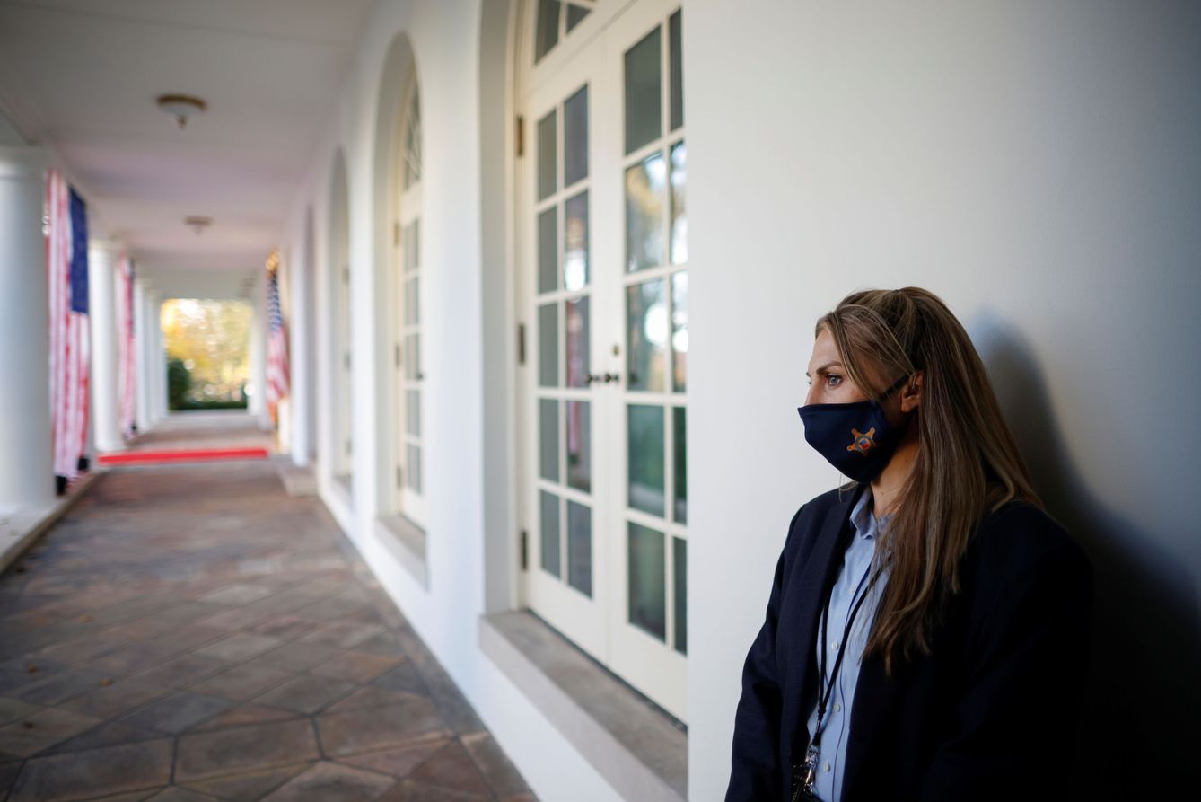 Una mujer utiliza una mascarilla en la Casa Blanca, donde se han producido infecciones. (Reuters)