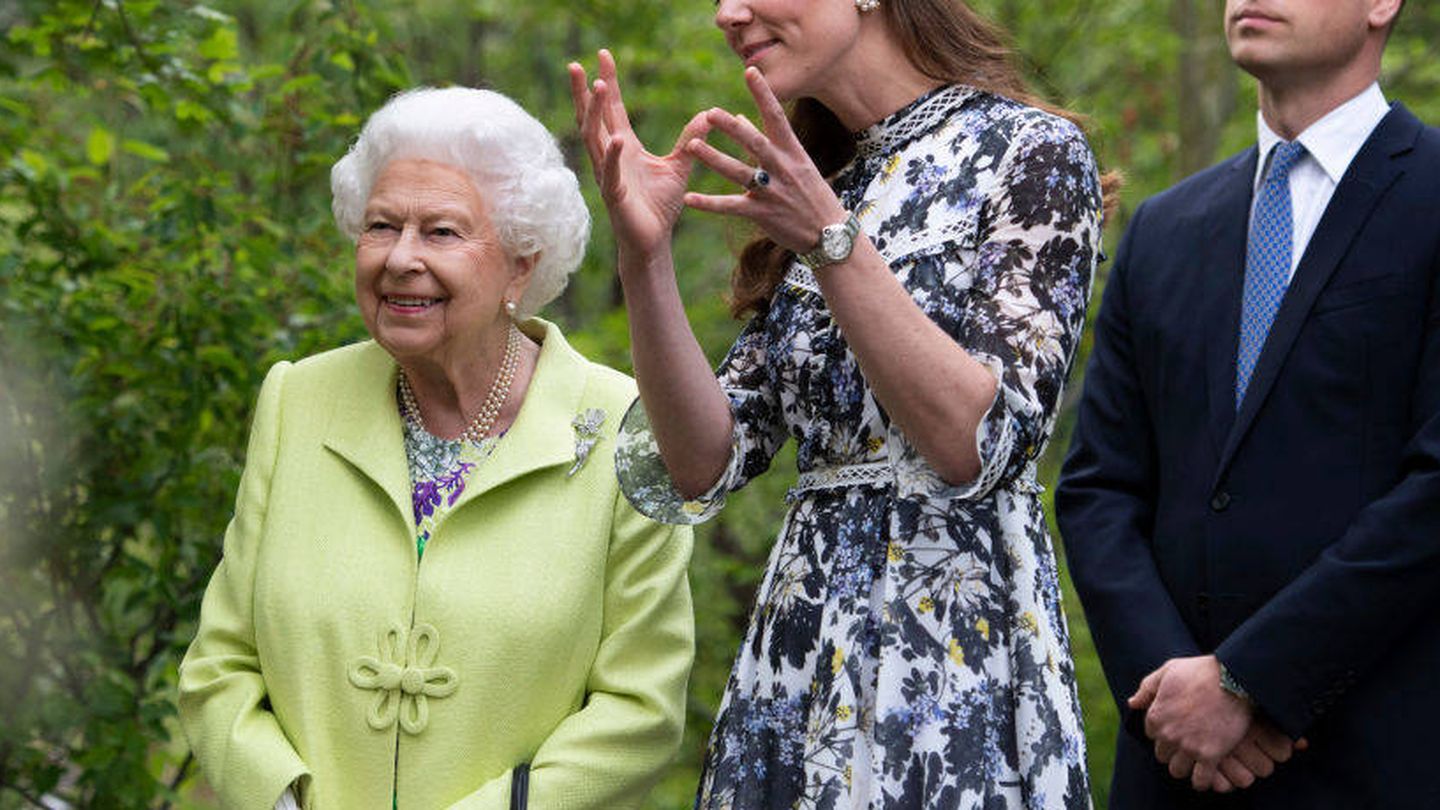 La reina Isabel II con Kate y Guillermo en el Chelsea Flower Show 2019. (Getty)