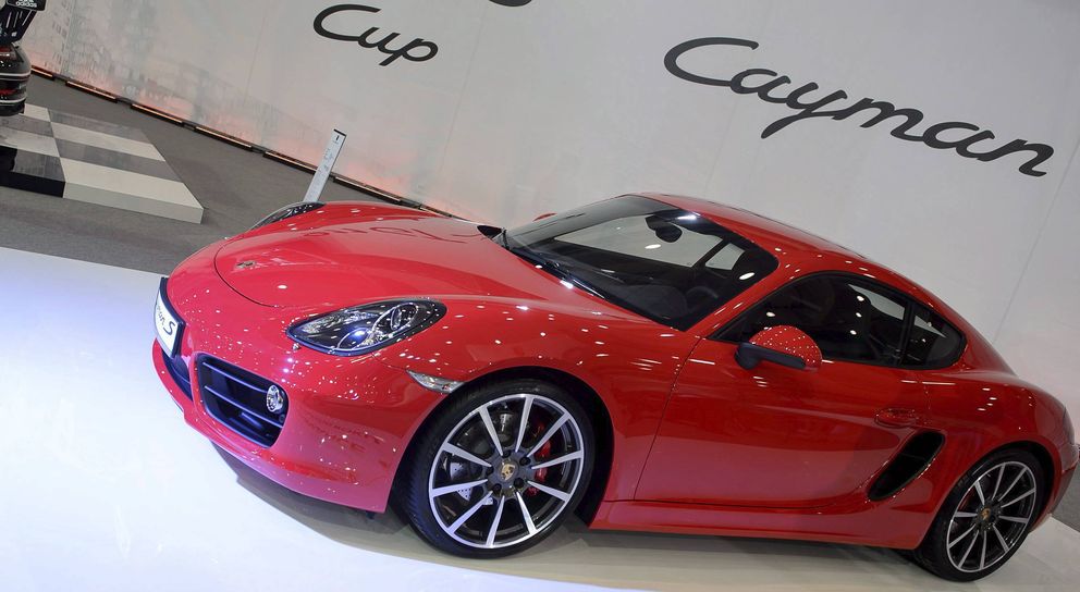 Un modelo Porsche Cayman S en la Exposición Internacional del Automóvil Poznan. (Efe)