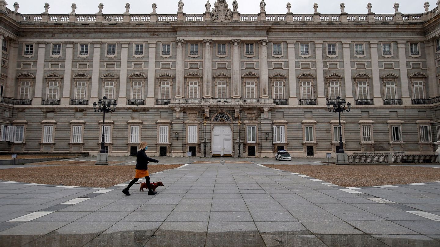 Una imagen reciente del Palacio Real de Madrid, con la explanada prácticamente desierta. (EFE)
