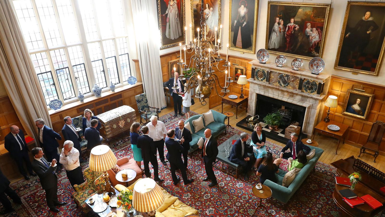 Foto: El Gabinete de Ministros británicos durante la reunión con la primera ministra Theresa May en Chequers, el 6 de julio de 2018. (EFE)