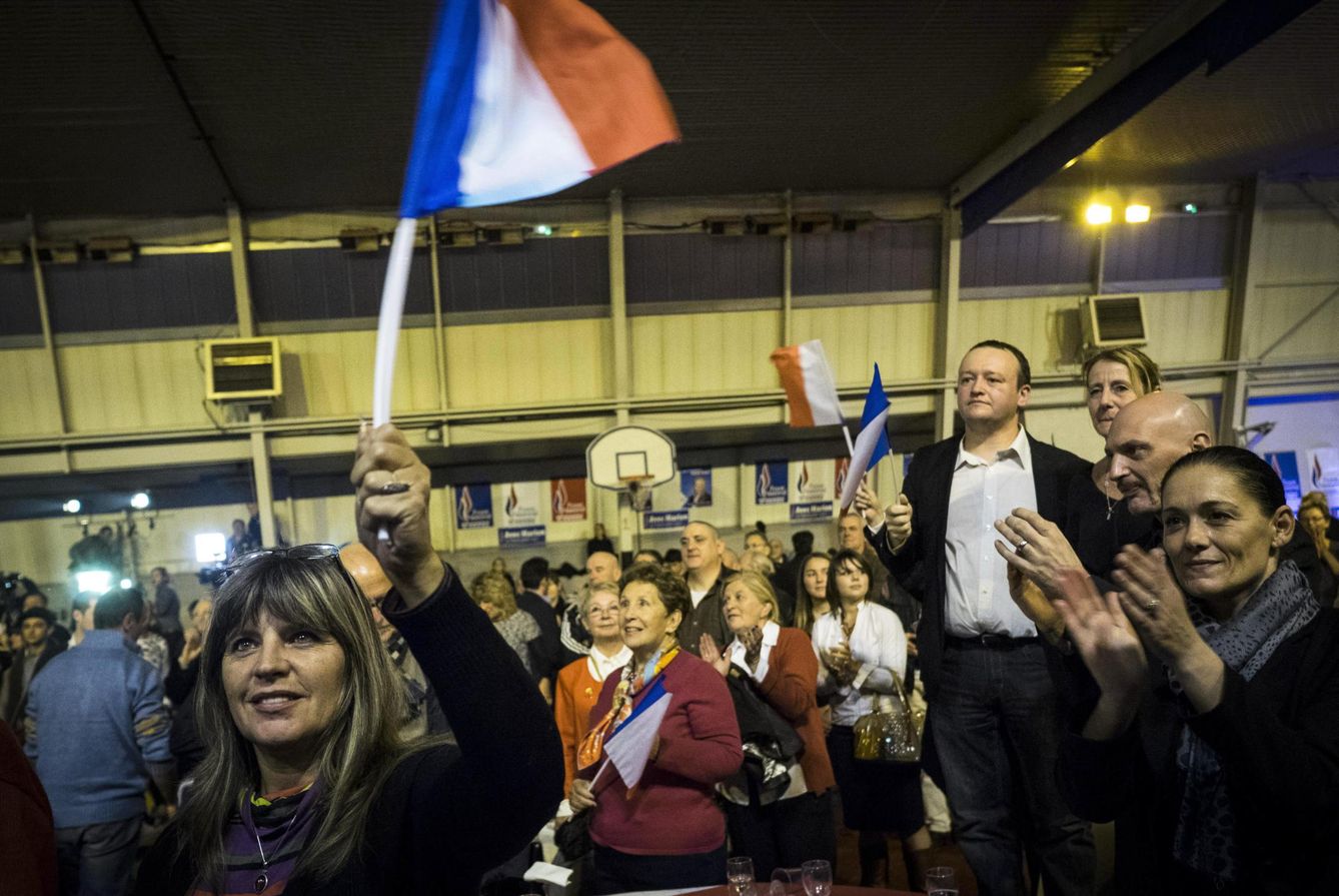 Seguidores del FN celebran el triunfo electoral en Le Pontet. (EFE)
