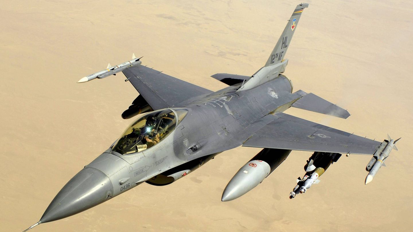 F-16C Block 40 de la USAF sobre Iraq. Va armado para ataque a tierra con bombas GBU de guía láser. (USAF)