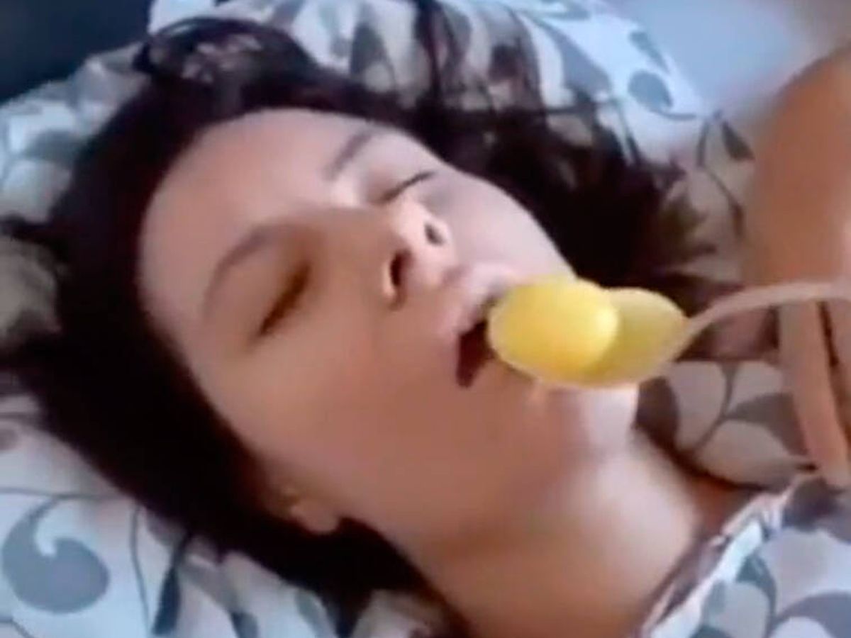 Foto: Todo comenzó metiendo un huevo crudo en la boca de su mujer (TikTok)