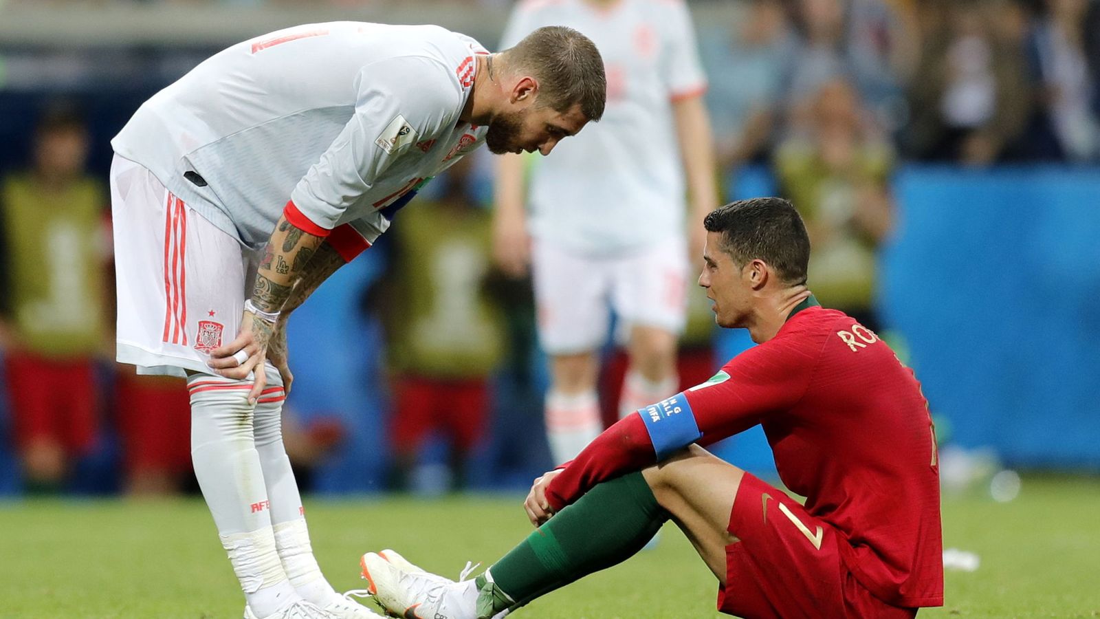 Foto: Sergio Ramos, junto a Cristiano Ronaldo, durante el España-Portugal en el Mundial de Rusia. (EFE)