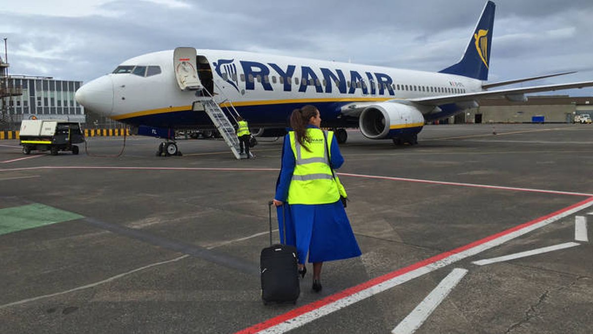Los sindicatos denunciarán ante Trabajo a Ryanair por forzar a las azatas a llevar falda
