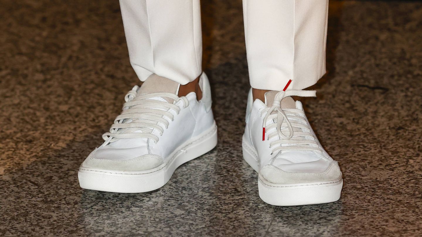 Las zapatillas de la reina Letizia. (LP)