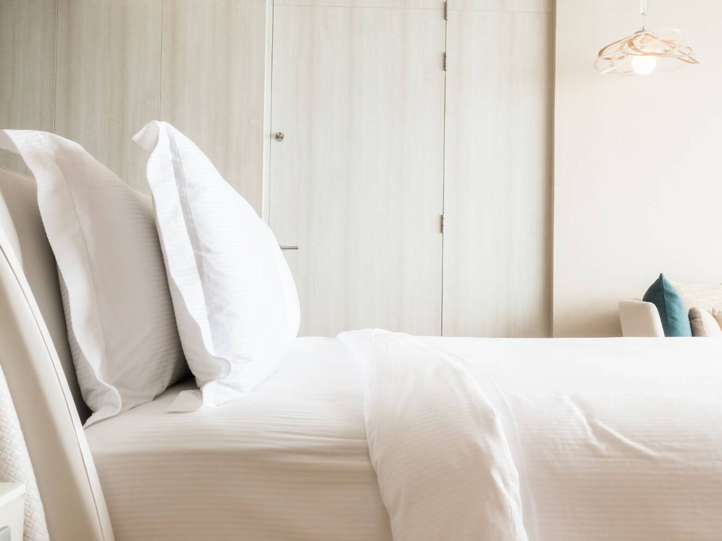 La ropa de cama y el colchón pueden contener bacterias, insectos y restos de virus (mrsiraphol para Freepik)