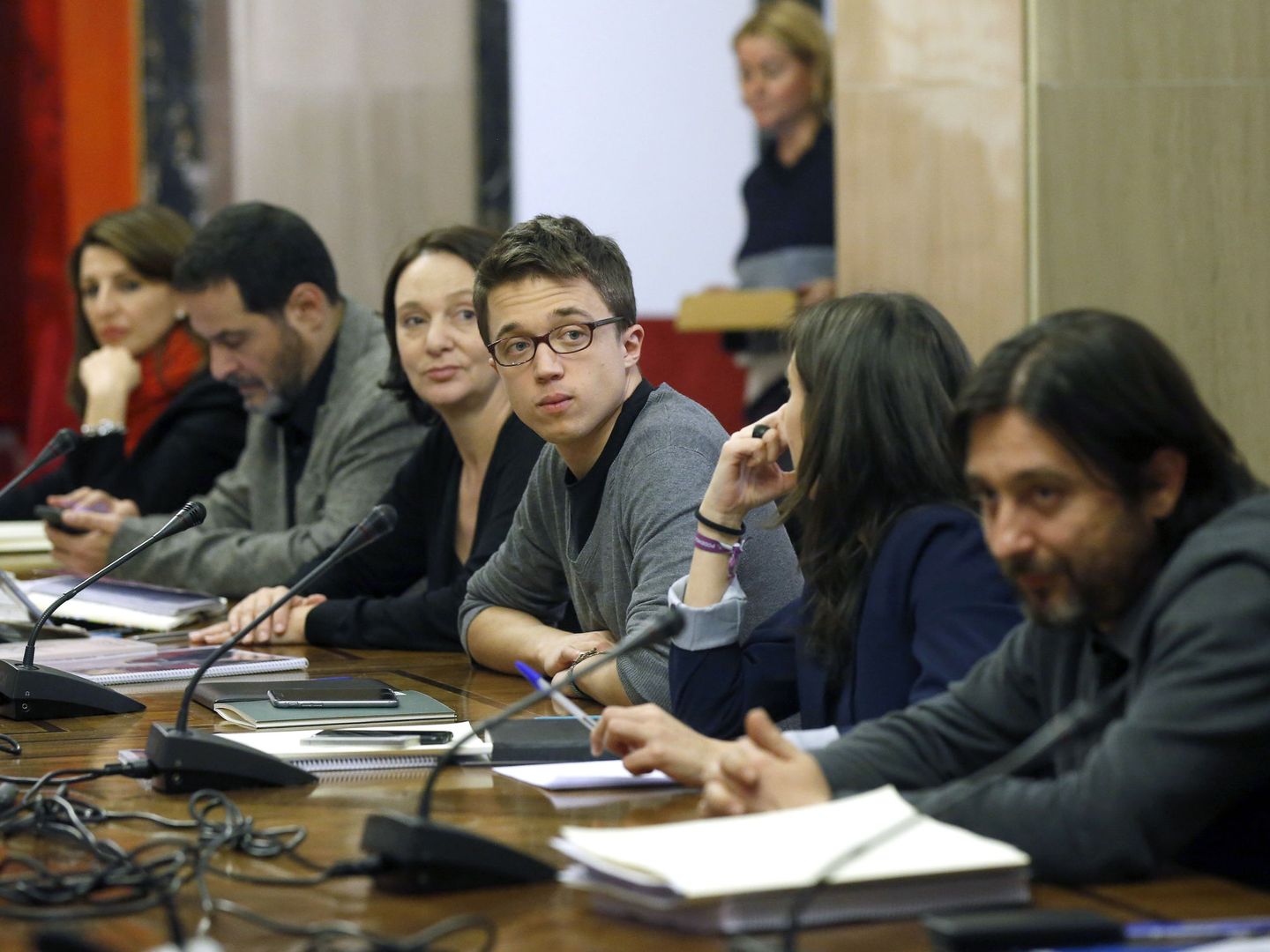 Errejón observa a Irene Montero en una reunión del equipo negociador de Podemos con el PSOE en 2016. Al fondo, Yolanda Díaz. (EFE/Kiko Huesca)