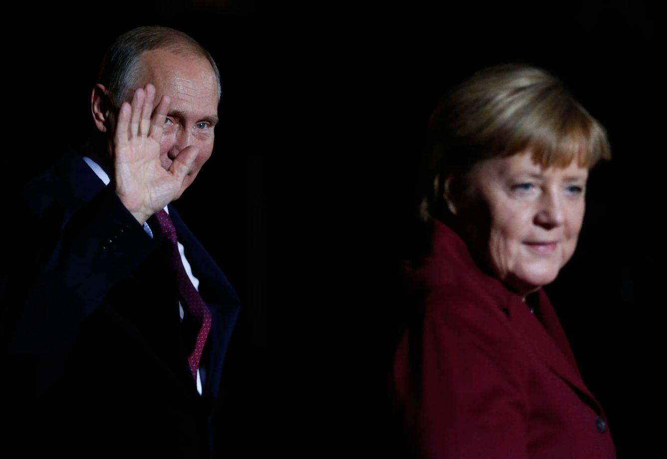 El presidente ruso Valdimir Putin saluda a su llegada a la cancillería en Berlín, en octubre de 2016 (Reuters).  