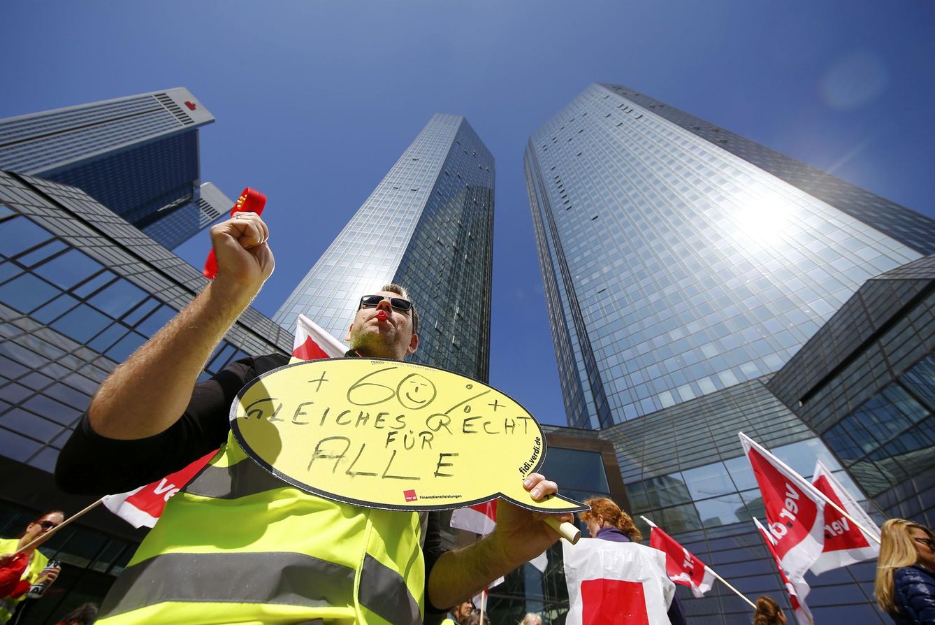 Empleados de Postbank protestan durante una huelga ante la sede Deutsche Bank (Reuters).
