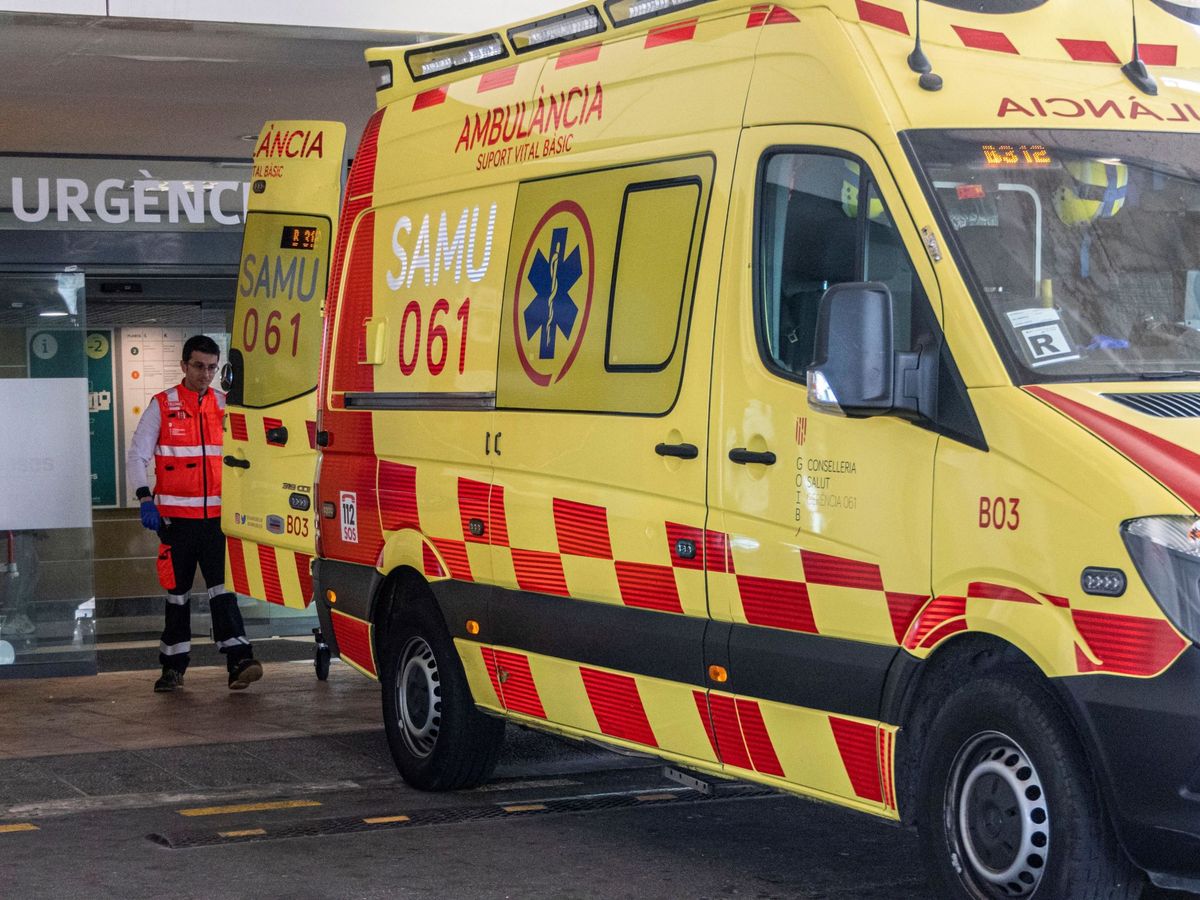 Foto: Una ambulancia, aparcada ante el acceso a urgencias de un hospital. (EFE/Archivo/Cati Cladera)