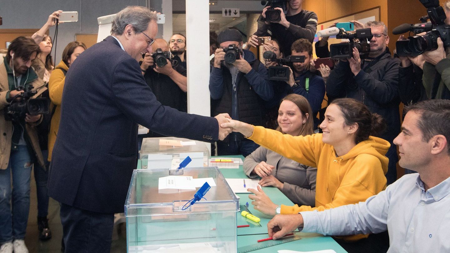 El presidente de la Generalitat de Cataluña, Quim Torra, saluda a la presidenta de la mesa, su hija Helena. (EFE)