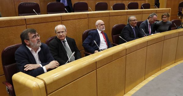 Foto: Los senadores, Francesc Antich (i) y José Montilla (2i), el pasado 15 de marzo en la Cámara Alta. (EFE)
